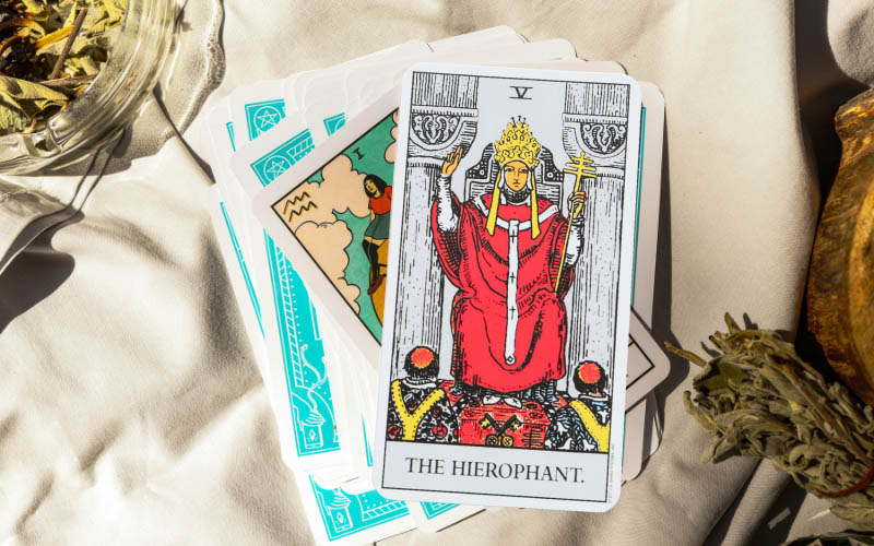 Ý nghĩa của lá The Hierophant là gì?