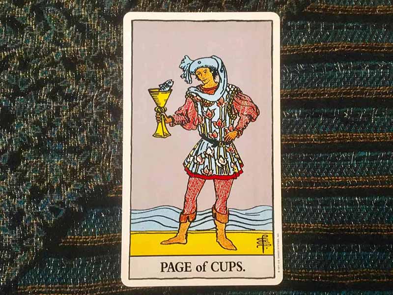 Ý nghĩa lá Page Of Cups ở vị trí xuôi